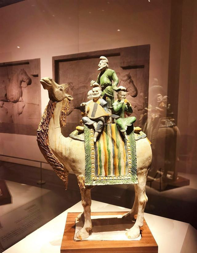 1957年，陕西有户人家办宴席，席间一宾客，无心吃饭，只盯着主人家的瓷器看，主人