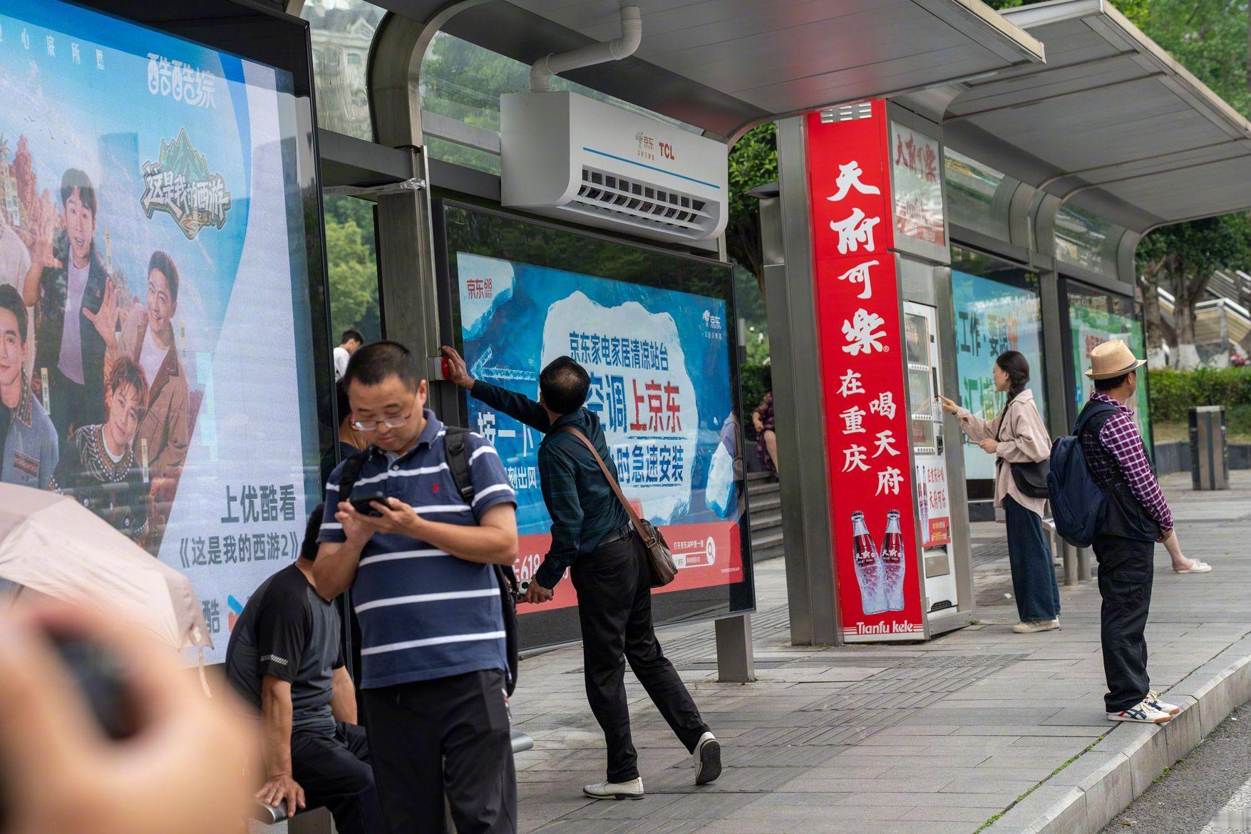 京东一夜之间给城市降温重庆的夏天本来是“谁都躲不开”的，但现在好像多了几个可以缓