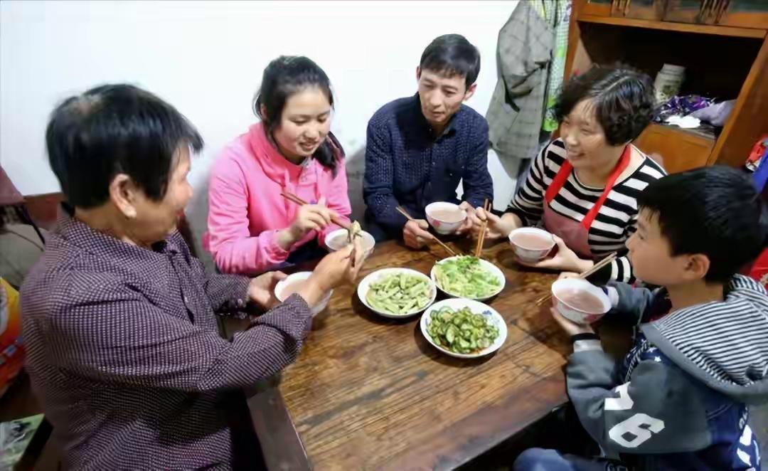 500人的村子藏30个“永久牌”光棍，25岁到60岁的汉子蹲墙根晒太阳，妹妹远嫁