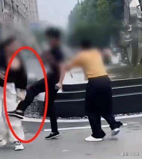 9月15日，山东济宁某小区门口发生了一起令人震惊的暴力事件。一名年轻男子因向家中