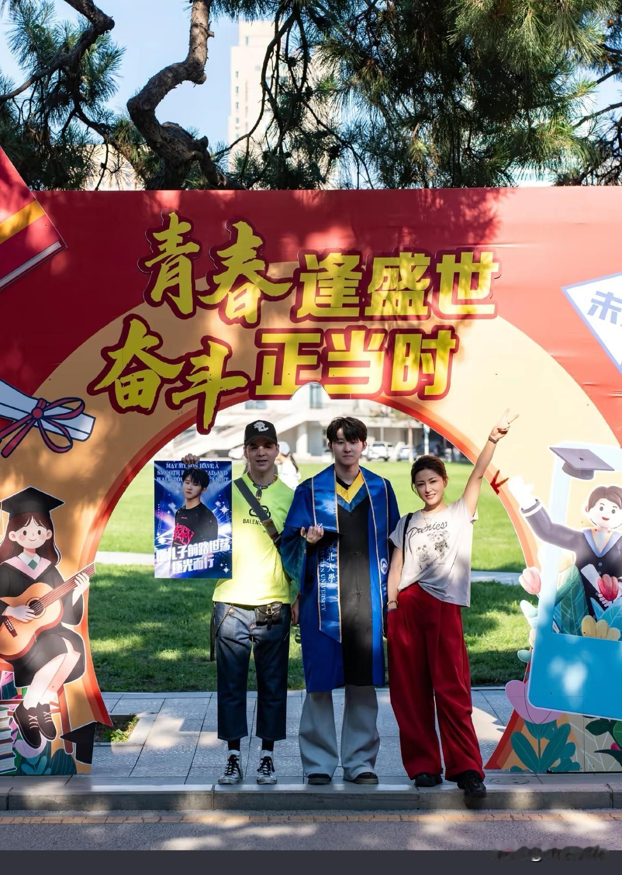 赵家班最争气的一家人，两口子没离婚，儿子还培养的这么好。看看二人转明星的孩子们，