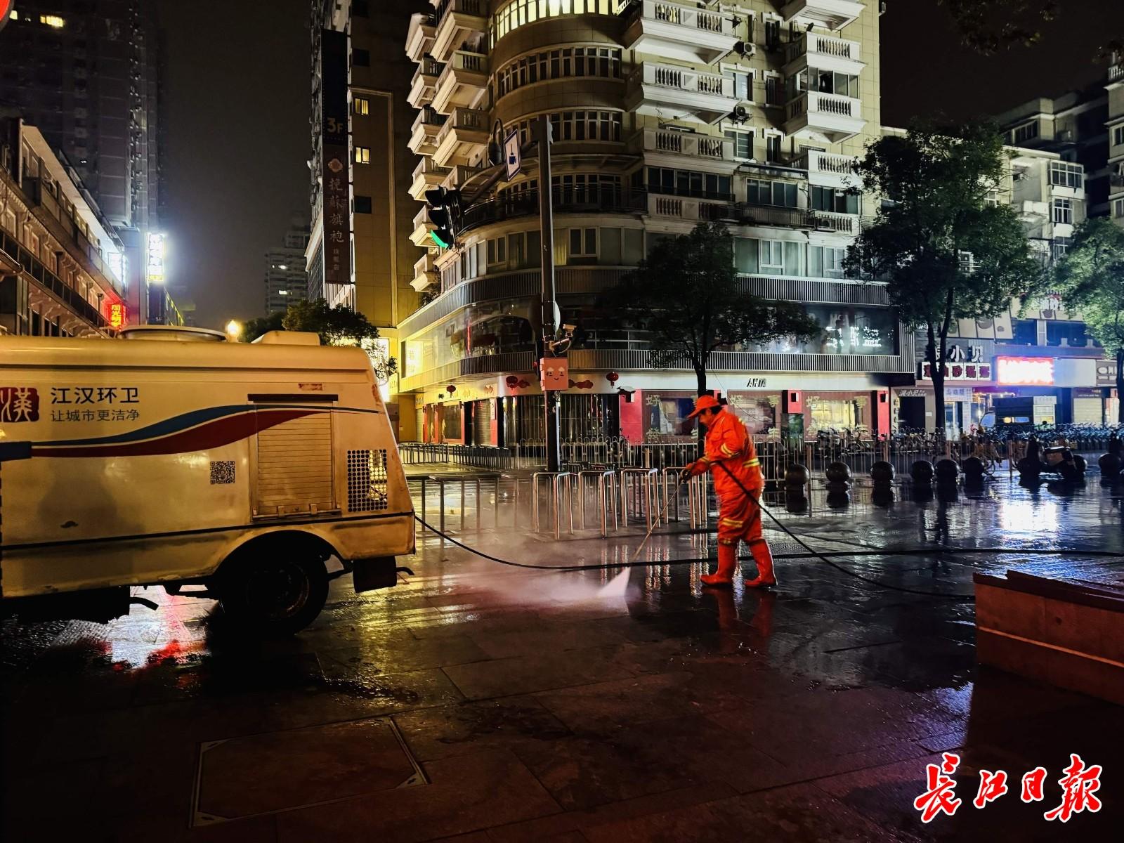 大年初一凌晨4时的江汉路：一群橙色身影晨扫迎接新年