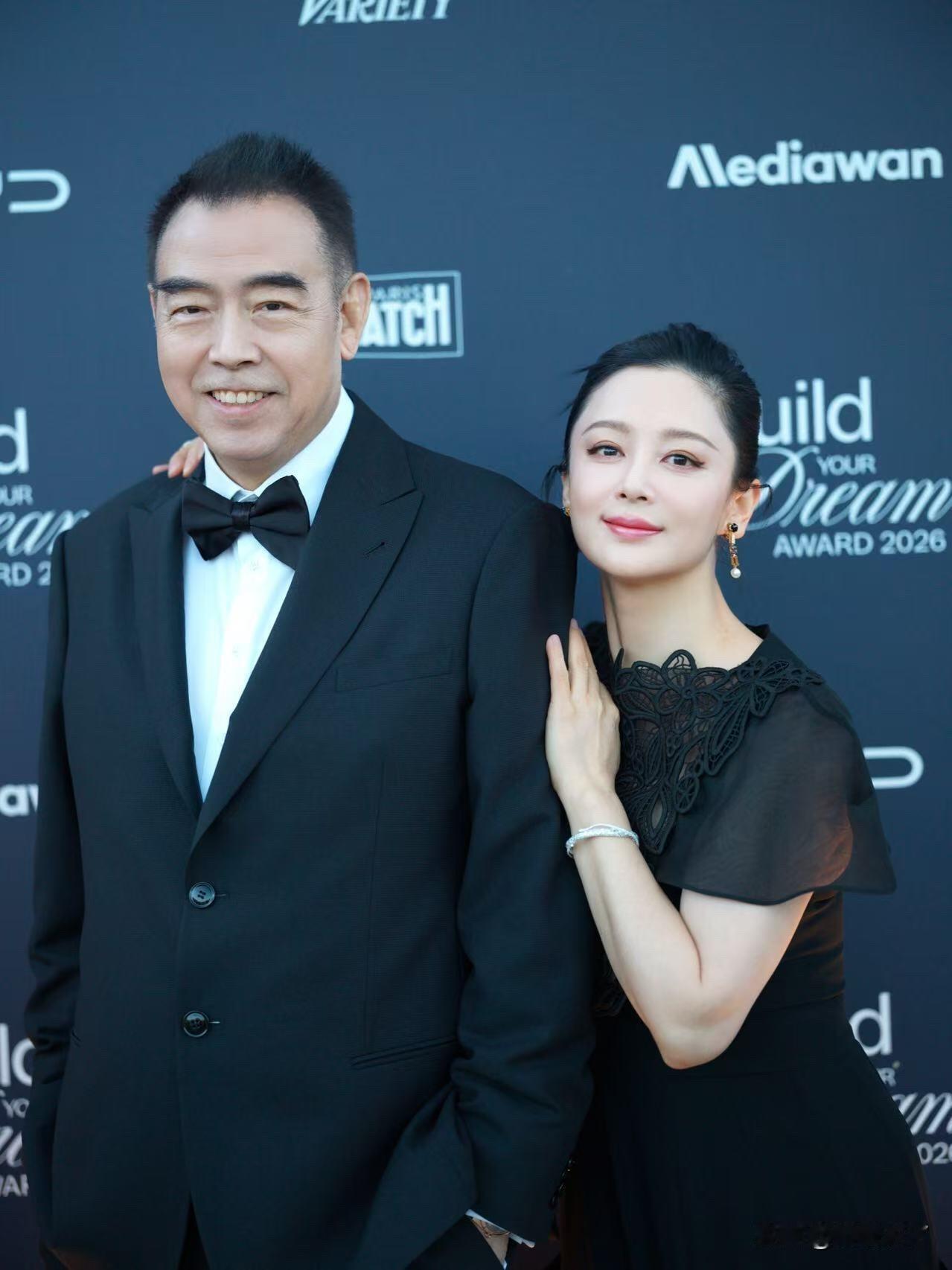 岁月从不败美人，时光偏爱真红颜。 陈红亮相戛纳筑梦奖，一夜回春，状态震慑全场，一