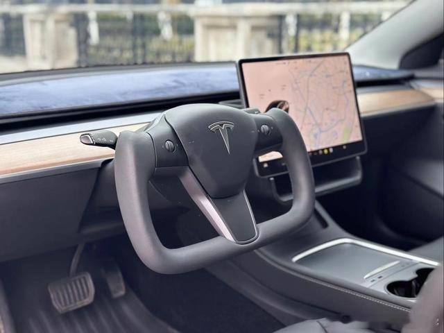 半幅式方向盘或将被禁止普通家用车没必要用半幅，因为半幅还得匹配极小的转向比，参考