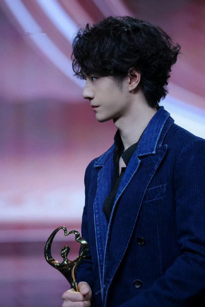 红毯正片播放量王一博出山的播放量 王一博出山的播放量，看到2微博之夜红毯正片播放