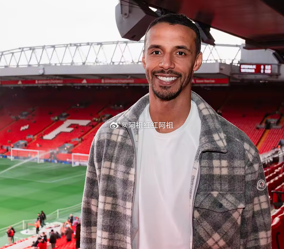 昨日，前利物浦中卫马蒂普受邀重回安菲尔德球场，现场观看了利物浦vs热刺的英超比赛