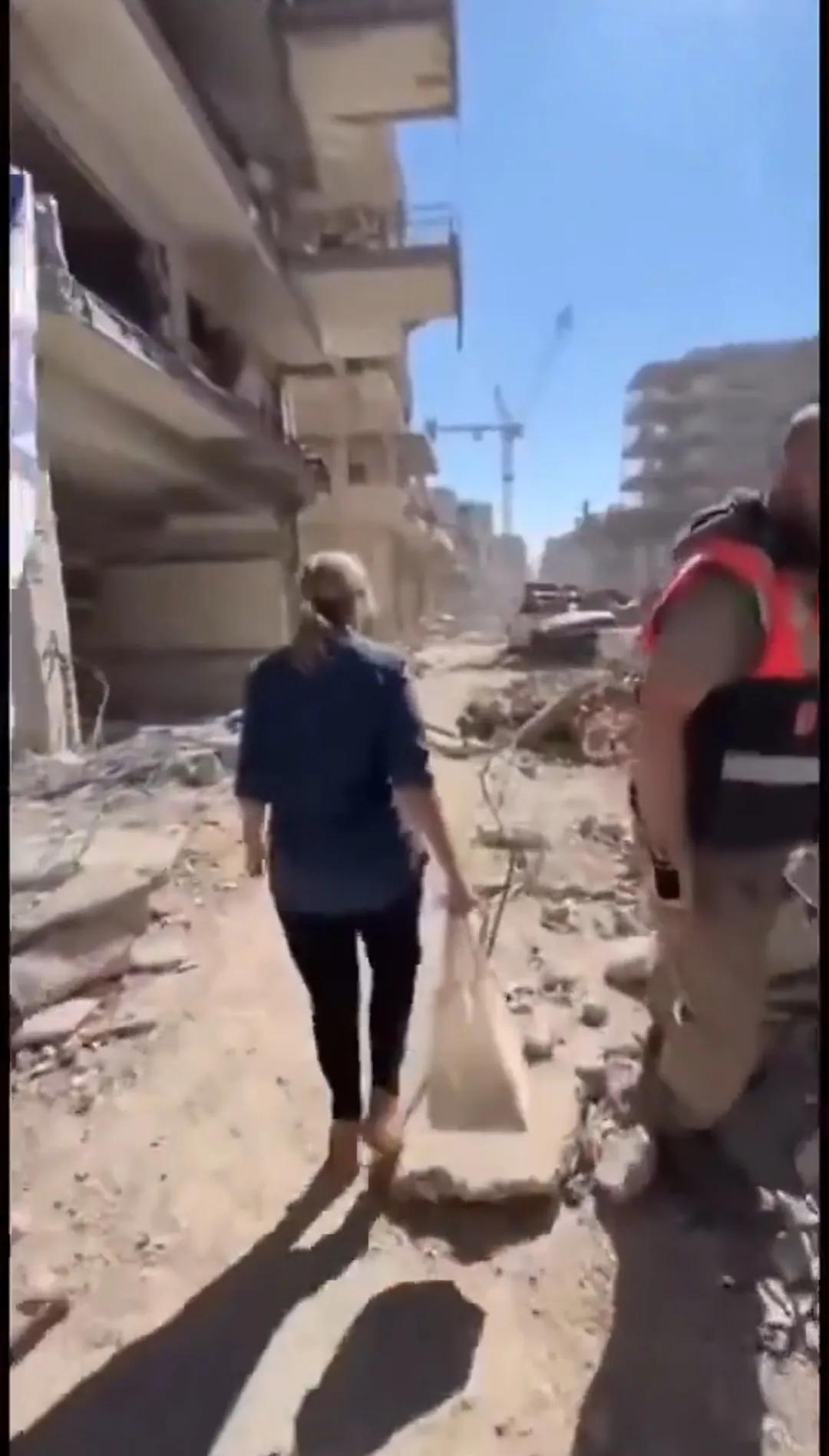 看到加沙地带被炸成废墟，你们跳脚欢呼；看到自己家园被炸成废墟，你们骂骂咧咧或者哭