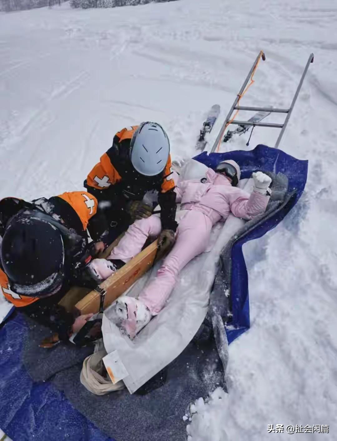 杨天真在美国滑雪出现事故，直接被狼狈不堪的拖下了山，其实她真的是傻大胆，还好比较