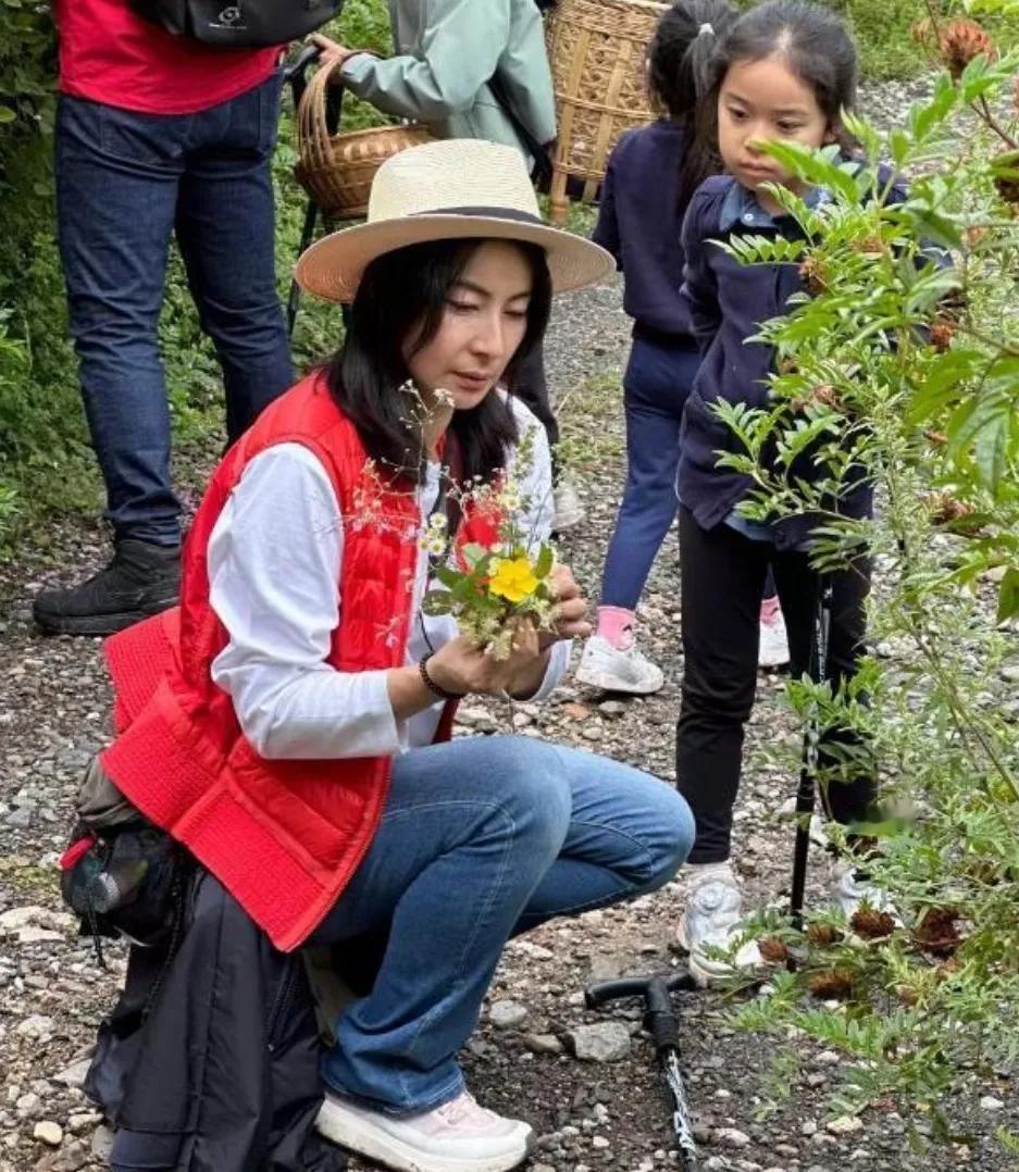 郭晶晶和孩子在户外的这一幕
画面真是太美好了
首先让我们看到了亲子之间的美好
其