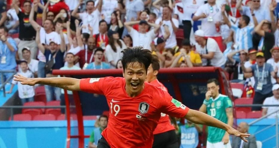 韩国队在美加墨世界杯墨西哥几乎享受了主场待遇，他们的球迷同墨西哥球迷打成一片。这