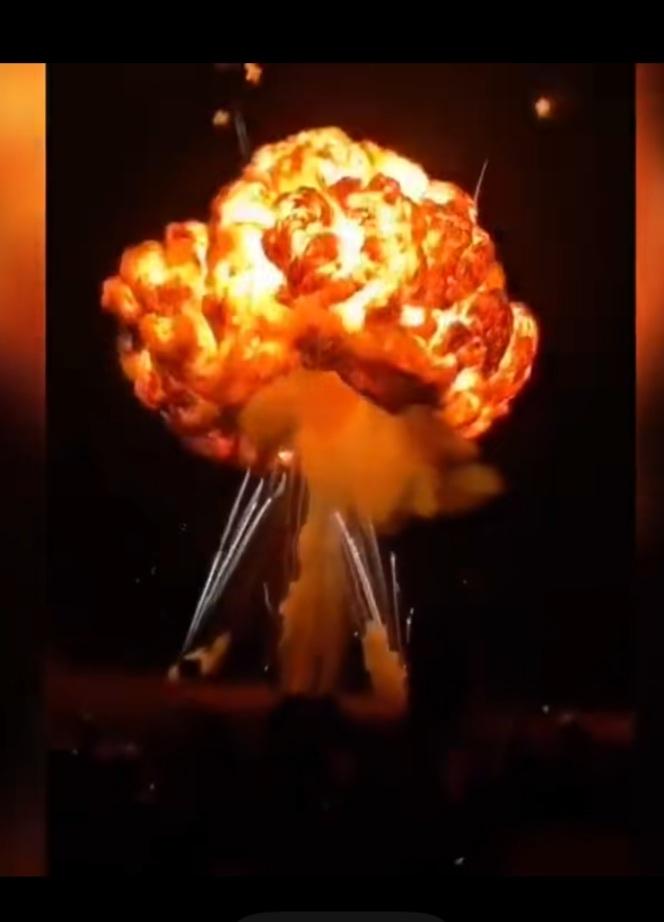 据说这是浏阳新型烟花，网友建议命名是“广岛之恋”！确实比较贴切，在万家灯火，普天