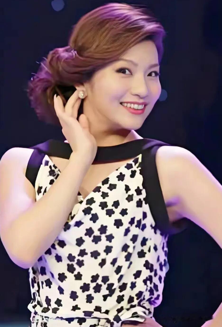 甘肃果然出美女啊，这一位女主持人颜值比龙洋高，长着一双大眼睛，水灵灵的，面目清秀