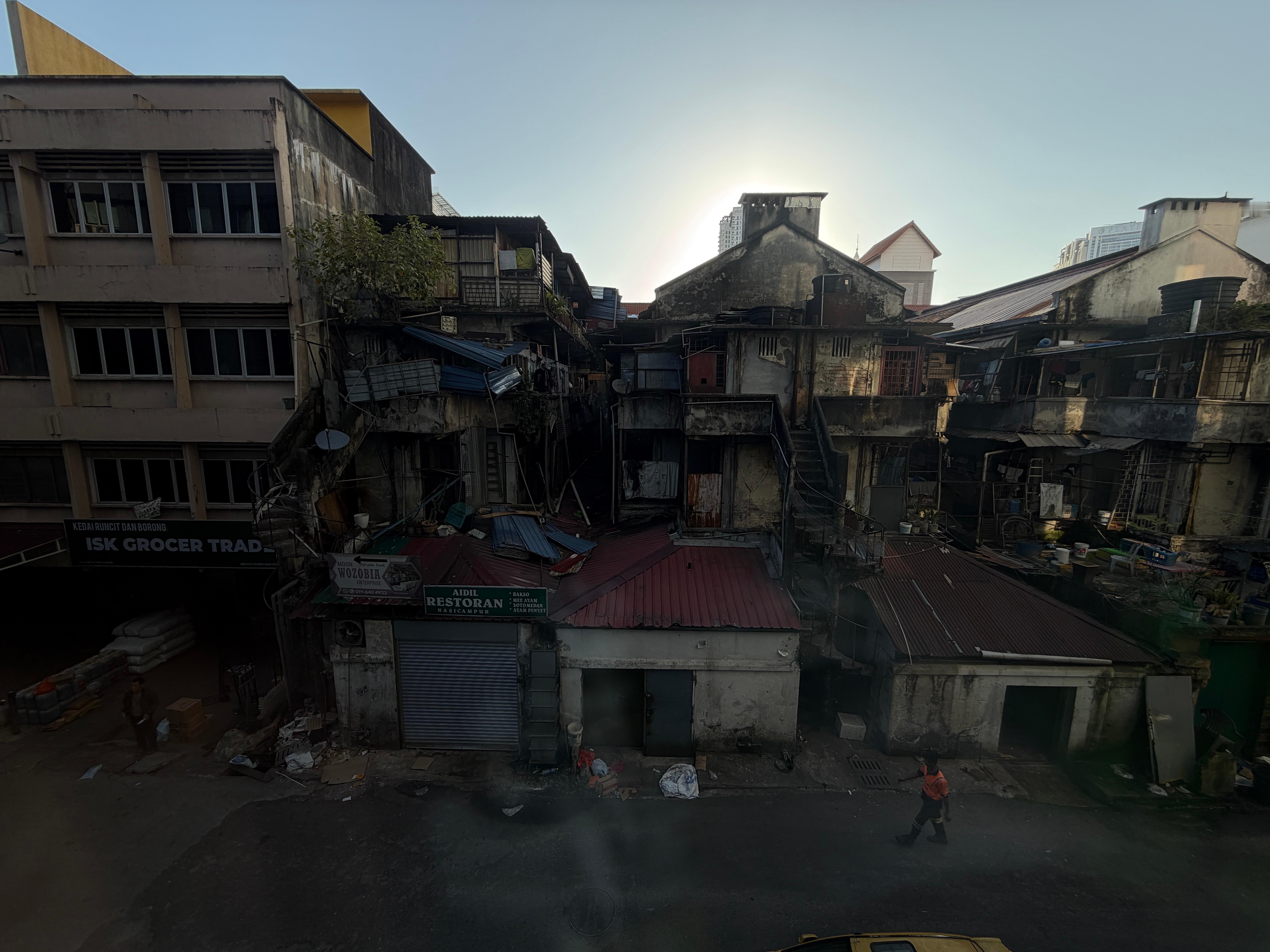 卧槽 一觉醒来马来西亚的酒店旁居然长这样这建筑看上去很难想象对面是一家还不错的酒