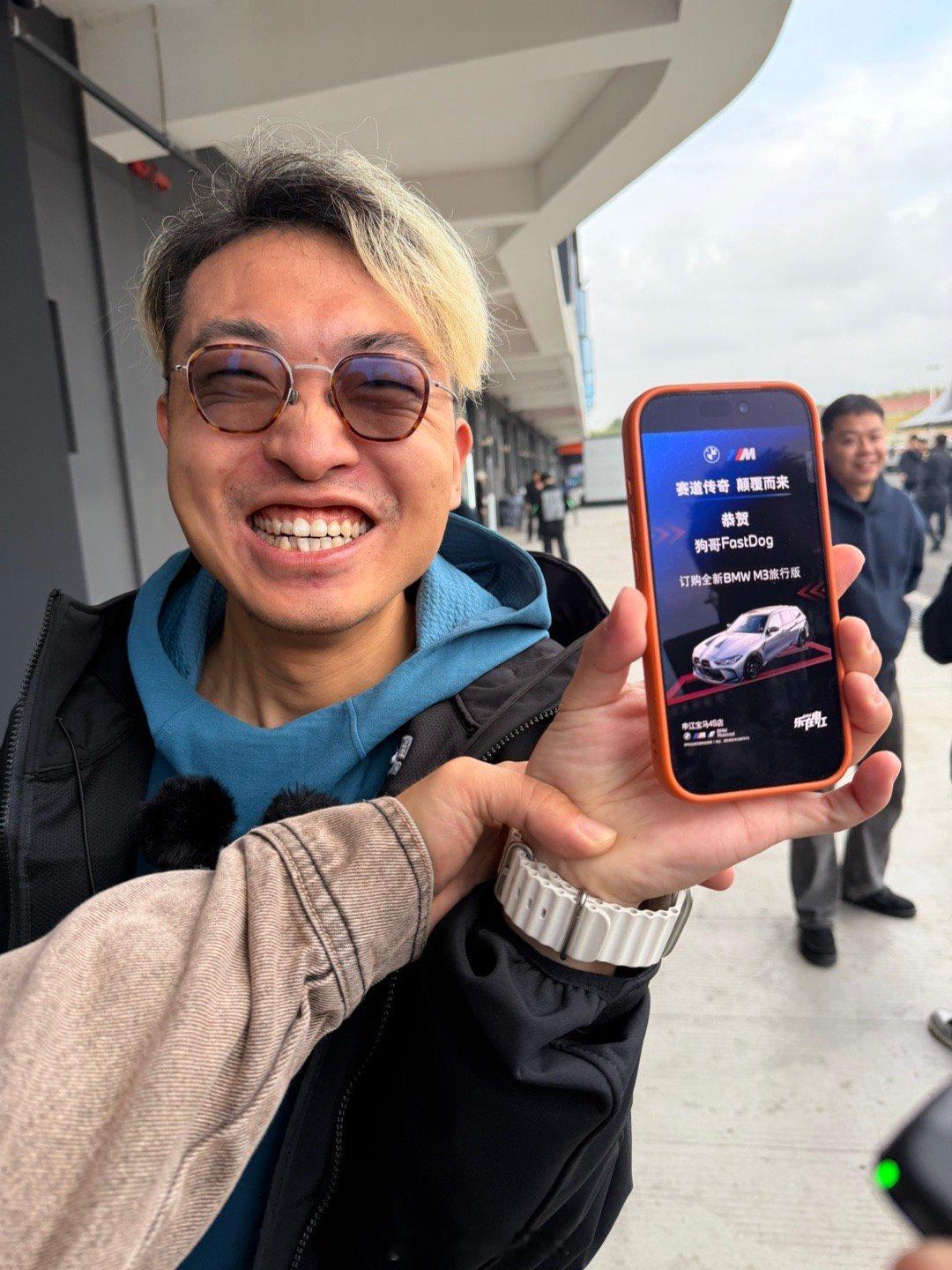 哎，他提车了，哎，我真难受，还 tm 是旅行，谁能安慰安慰我  ​​​