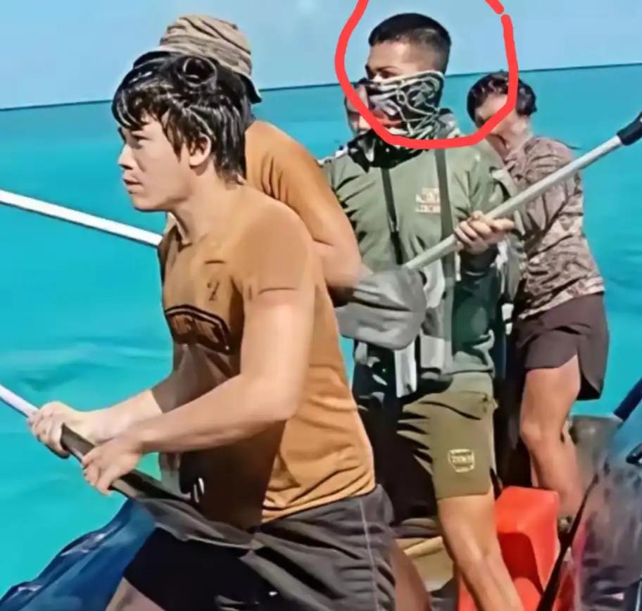 恶意挑衅，强势威慑！

这几个人绝对不普通，肌肉发达，站的也很专业，明显是有备而