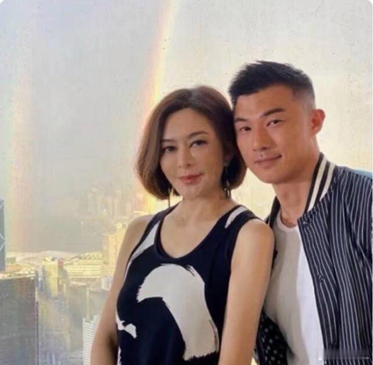 关之琳又换男友了？看上去十分年轻，五官英俊，身材堪比模特。关之琳活得太潇洒自在了