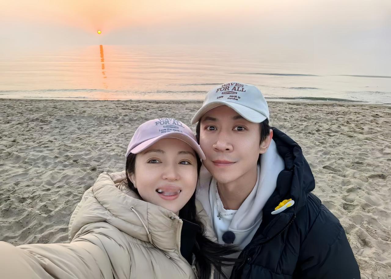 8月9日，董璇晒与老公的合影，夫妻俩一起在海边看日出美景。

董璇与老公张维伊都