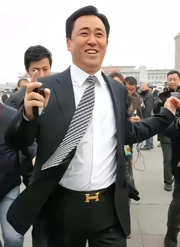 许家印判若两人，头发眉毛全白了，人居然还胖了点……
 
2026年8月20日上午