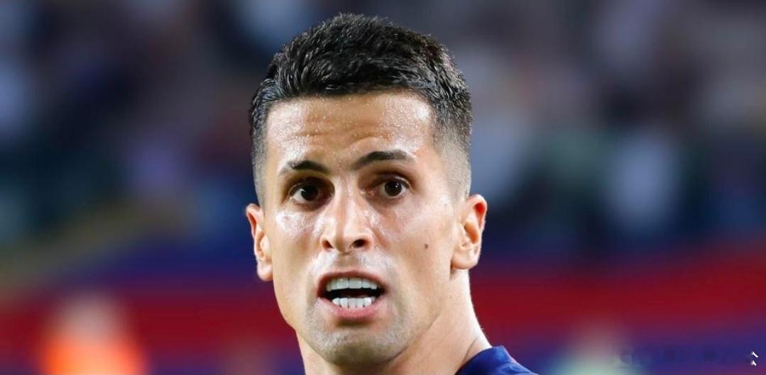 世体：巴萨暂不官宣坎塞洛租借加盟，是在等西超杯半决赛赛果根据西班牙《世界体育报》