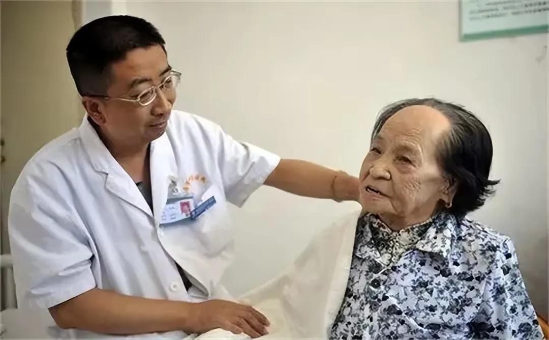 1944年寒冬腊月，两个日军将一个光着身子，已经奄奄一息的女子仍在了河边，几条狼
