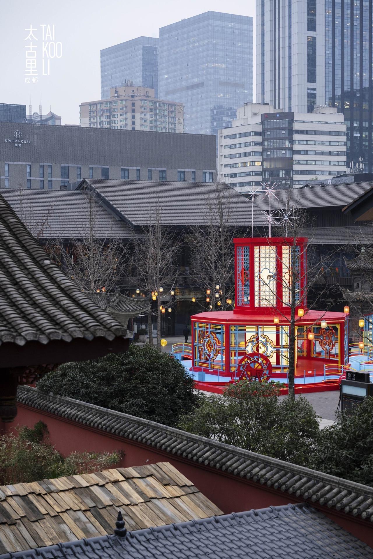 用一张图证明成都很美一边是静谧，一边是繁华。兼容并蓄的成都，很美很温柔。