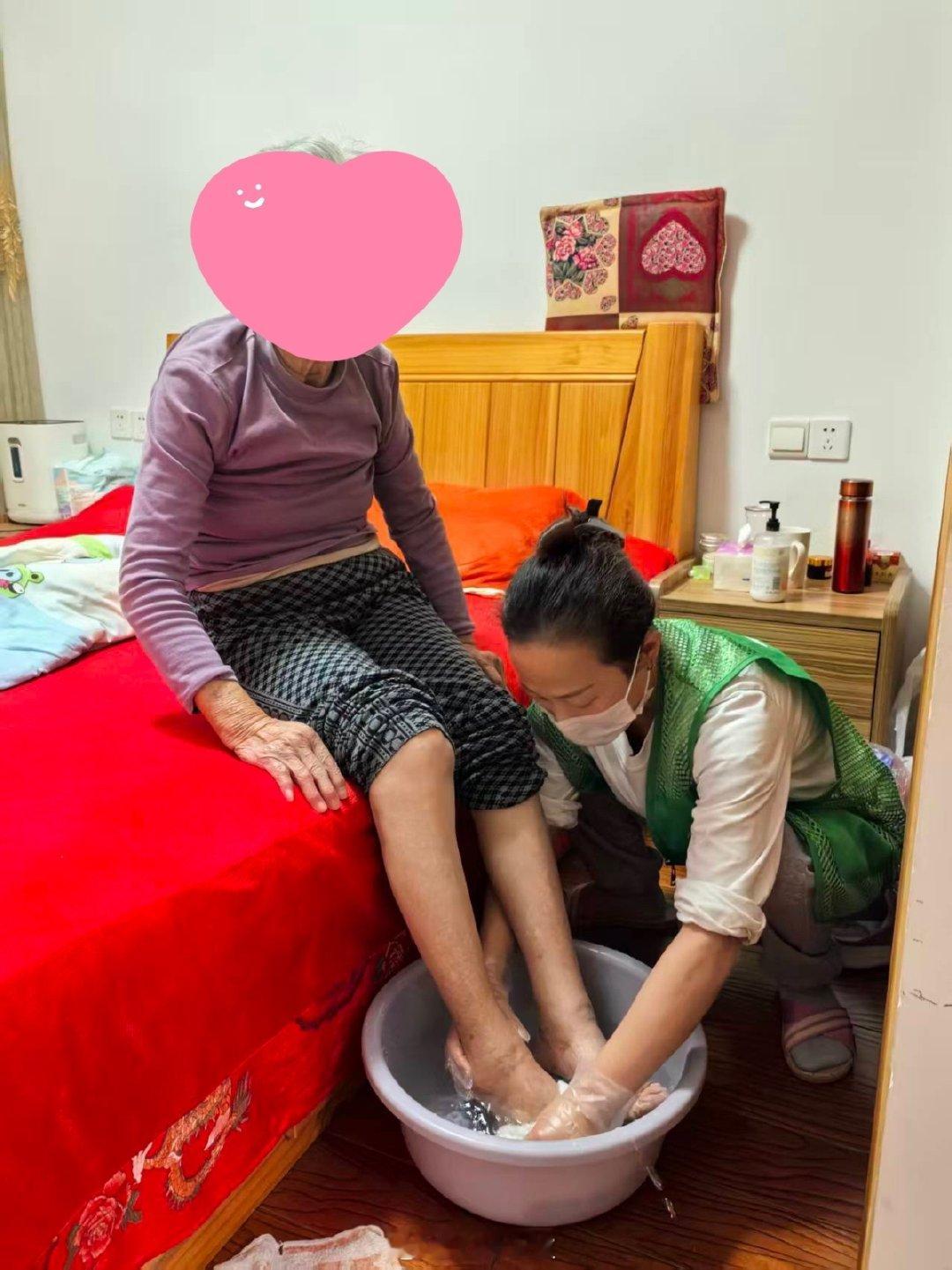 宁波任科科用心照护老人尽显真善美 47岁的任科科曾是全职妈妈，因求职受挫，于20