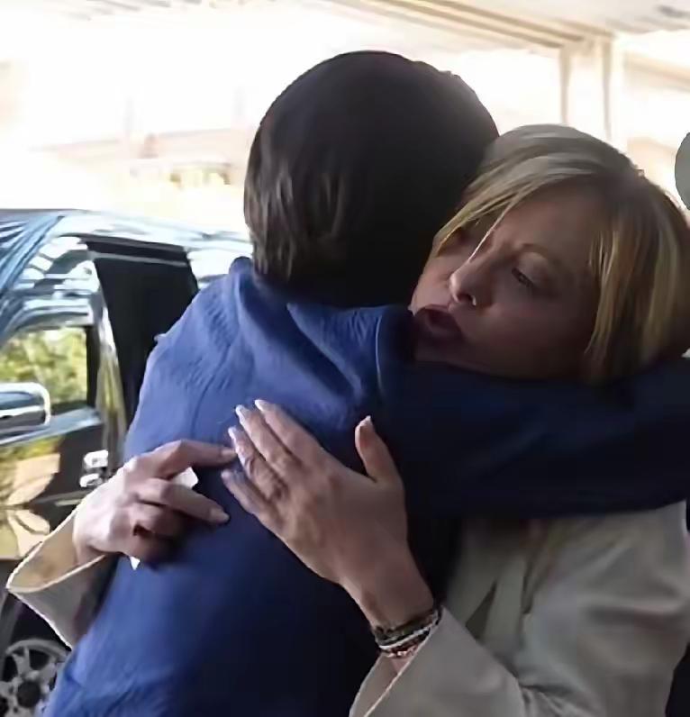 有人说梅洛尼和高氏早苗是闺蜜。国家政府首脑之间关系沦落为闺蜜关系，这是一种堕落。