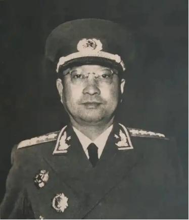 [浮云]1955年9月27日授衔仪式上，当毛主席走到陈赓面前时，说：“你陈赓当大