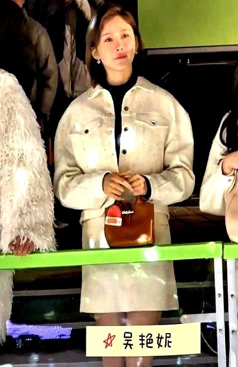 吴艳妮这波穿搭争议，也太抓马了吧！

现在网上吵翻了——有人骂“运动员不好好训练