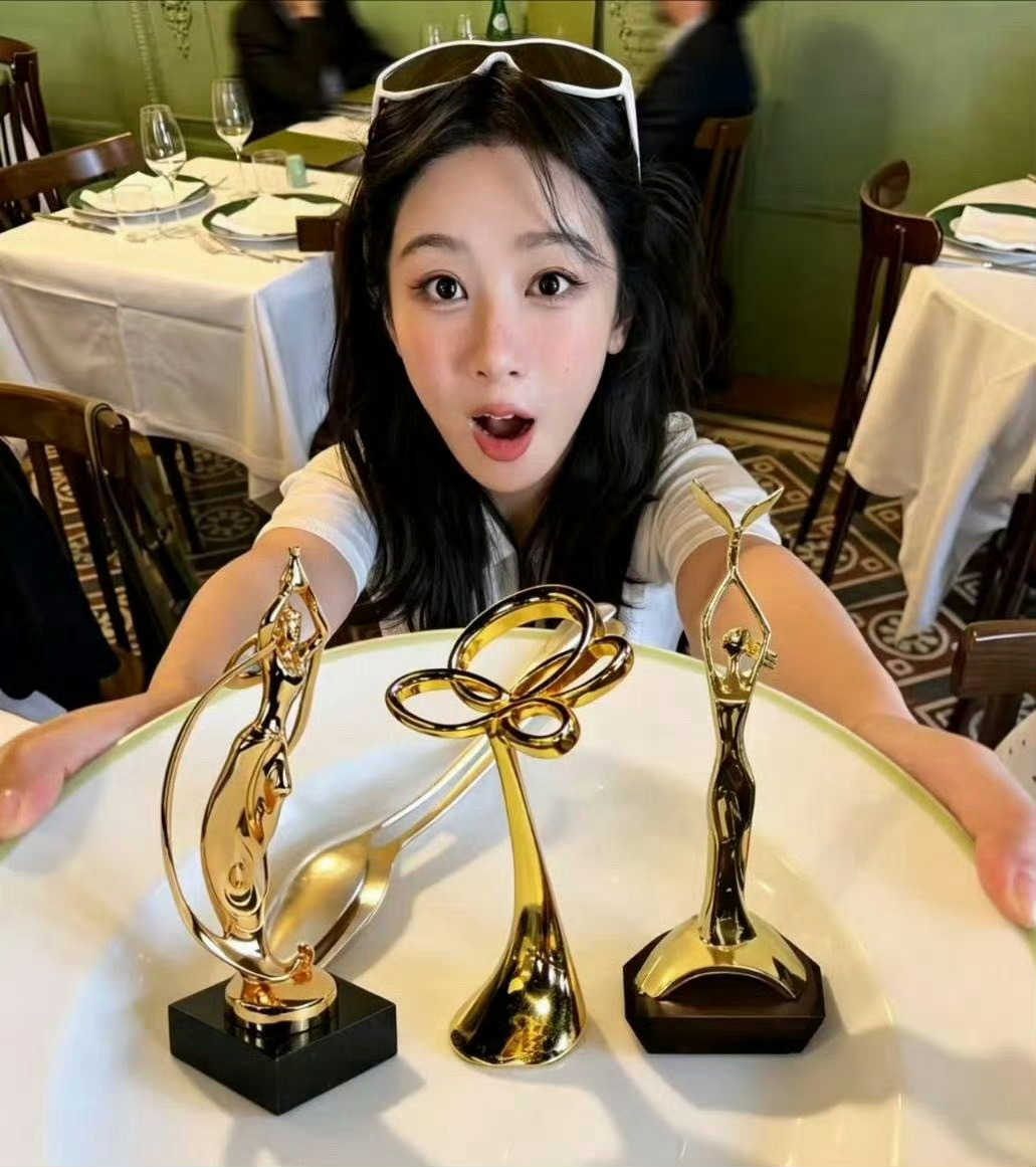 杨紫剧粉p的图剧粉给杨紫p的图剧粉给杨紫P的三座奖杯同框画面，这图p的也太好了，