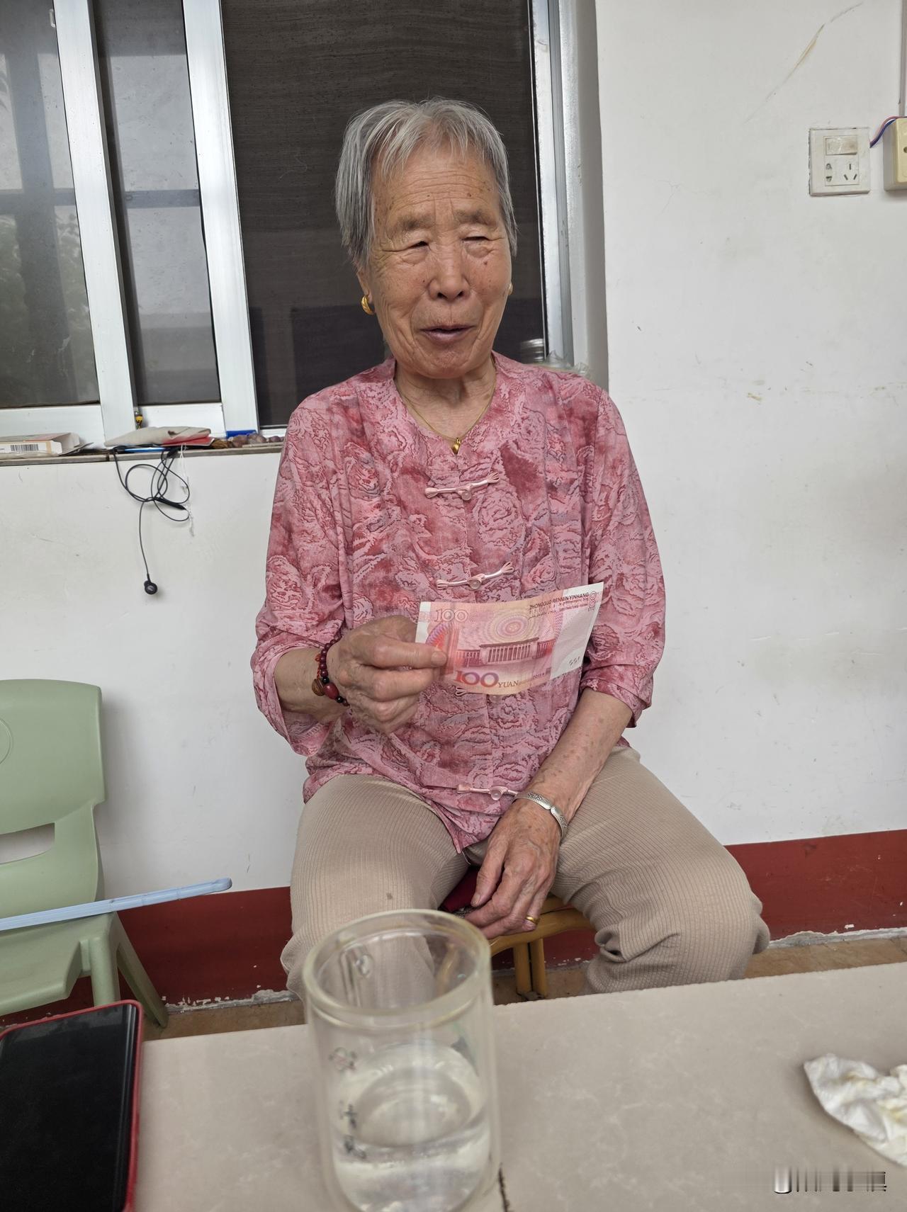 哈哈，我又想出了一个对付老娘的妙招……

写这篇小作文，既是记录我和老母亲的琐碎