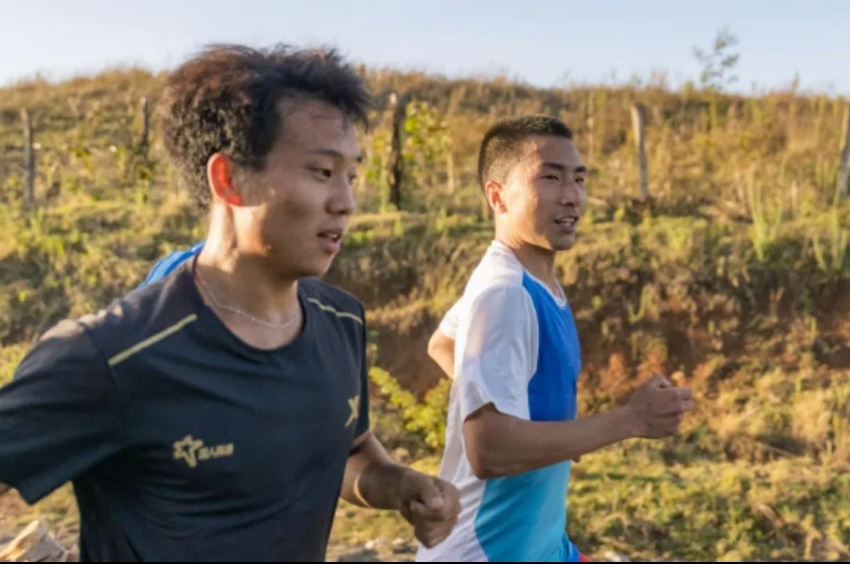 中国马拉松最唏嘘的宿命对比！
 
曾经万众瞩目的天才彭建华，
断层天赋、年少封神