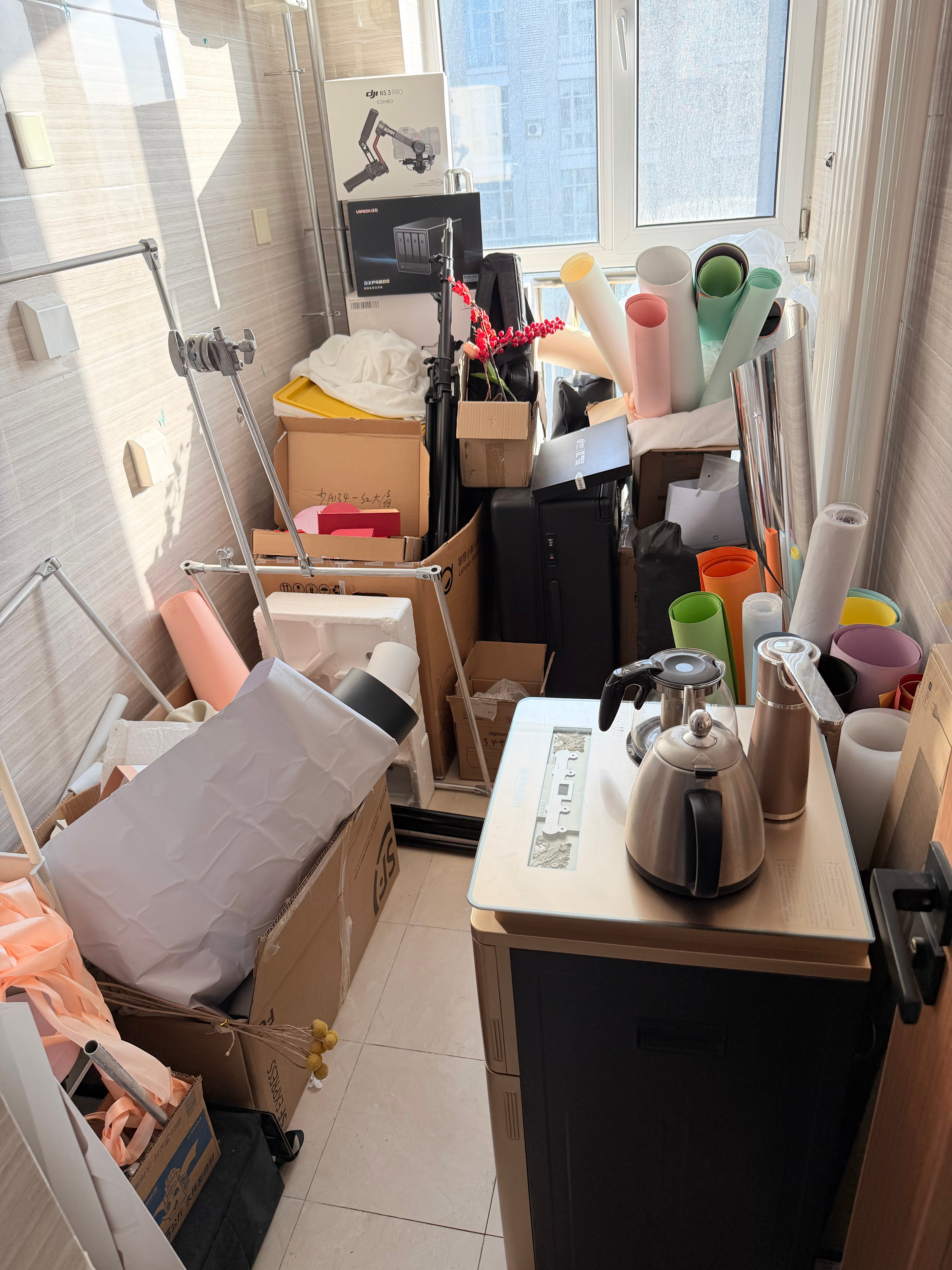 今天周五把工作室小仓库收拾了一下扔掉了了一大堆箱子叫楼下的叔叔阿姨都来拿走了说了