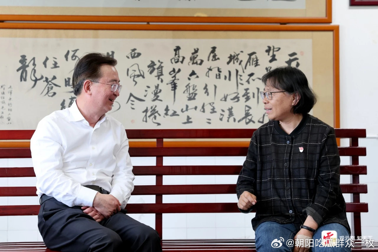 3月30日，王宁来到华坪女子高中，看望张桂梅老师，调研办学治校情况。 