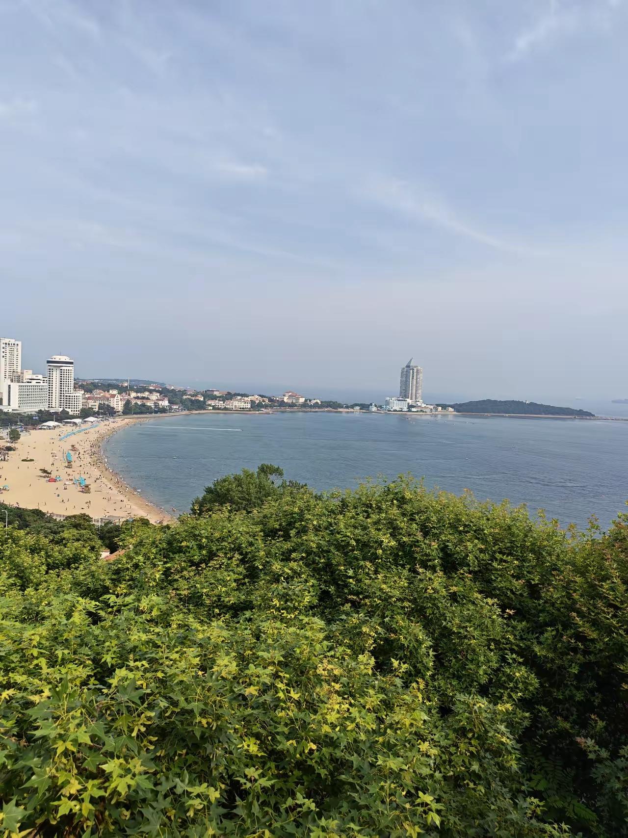 我这边青岛天气一点不热。今天青岛的最高温度只有25℃，多云，空气质量优。全国高温