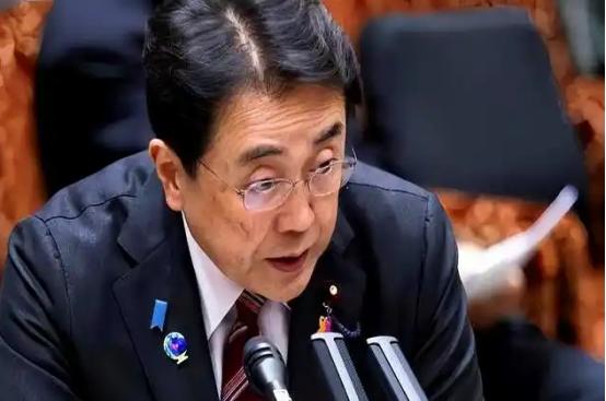 不装了，摊牌了！美国都拦不住！日本给俄罗斯送20万桶燃油：G7盟友的脸往哪搁？