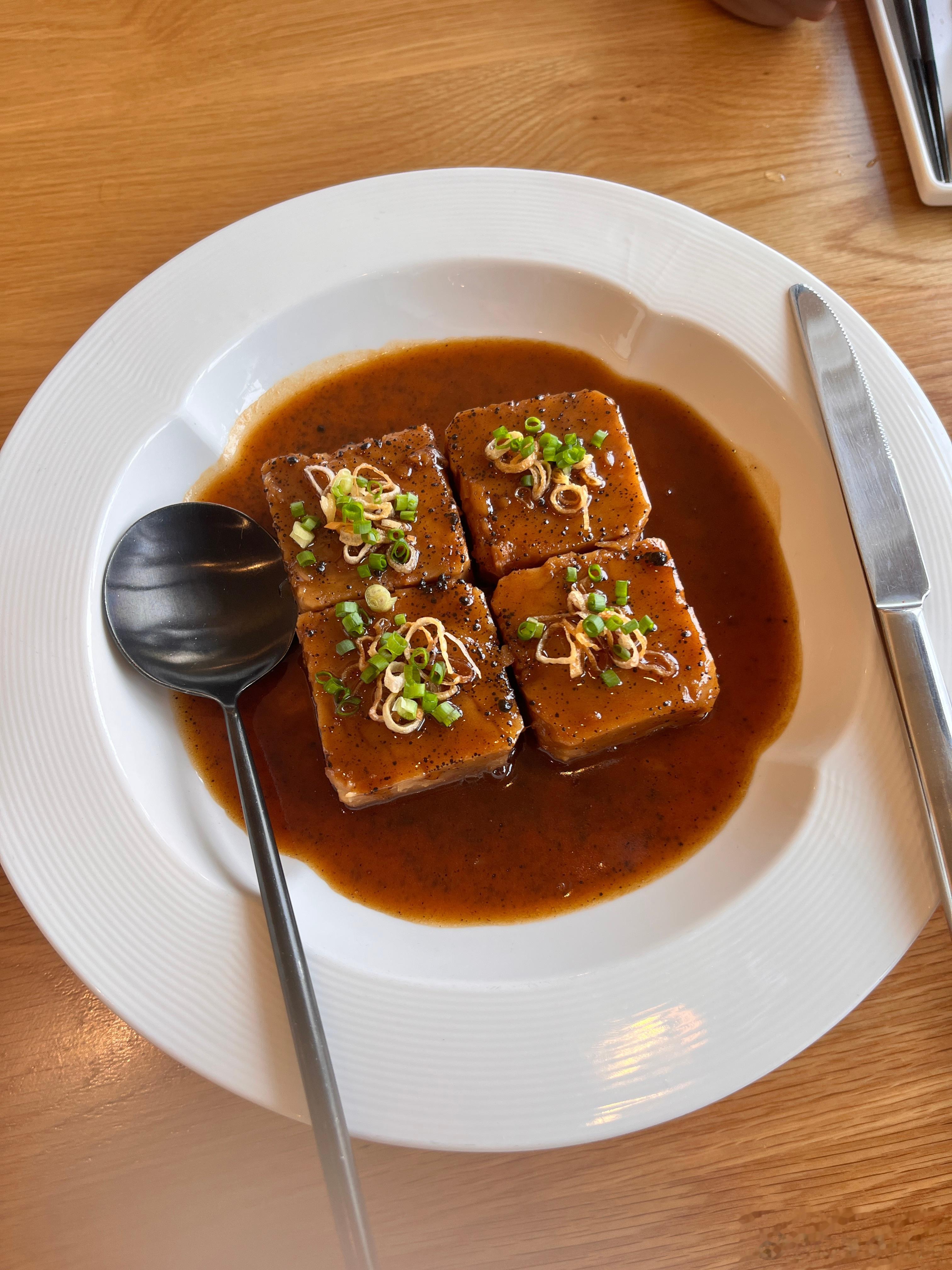 对于结节类患者，日常生活中的发物有以下6大类： 1. 腌制类食物，如咸菜、腊肉、