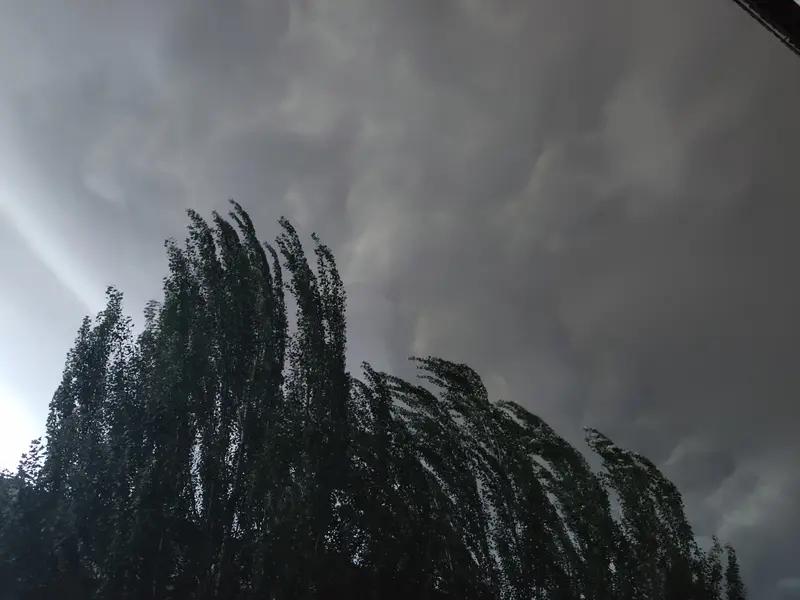 男子高铁晚点错过单依纯演唱会退票遭拒，3月30日，当事人称花费1880元元购买了