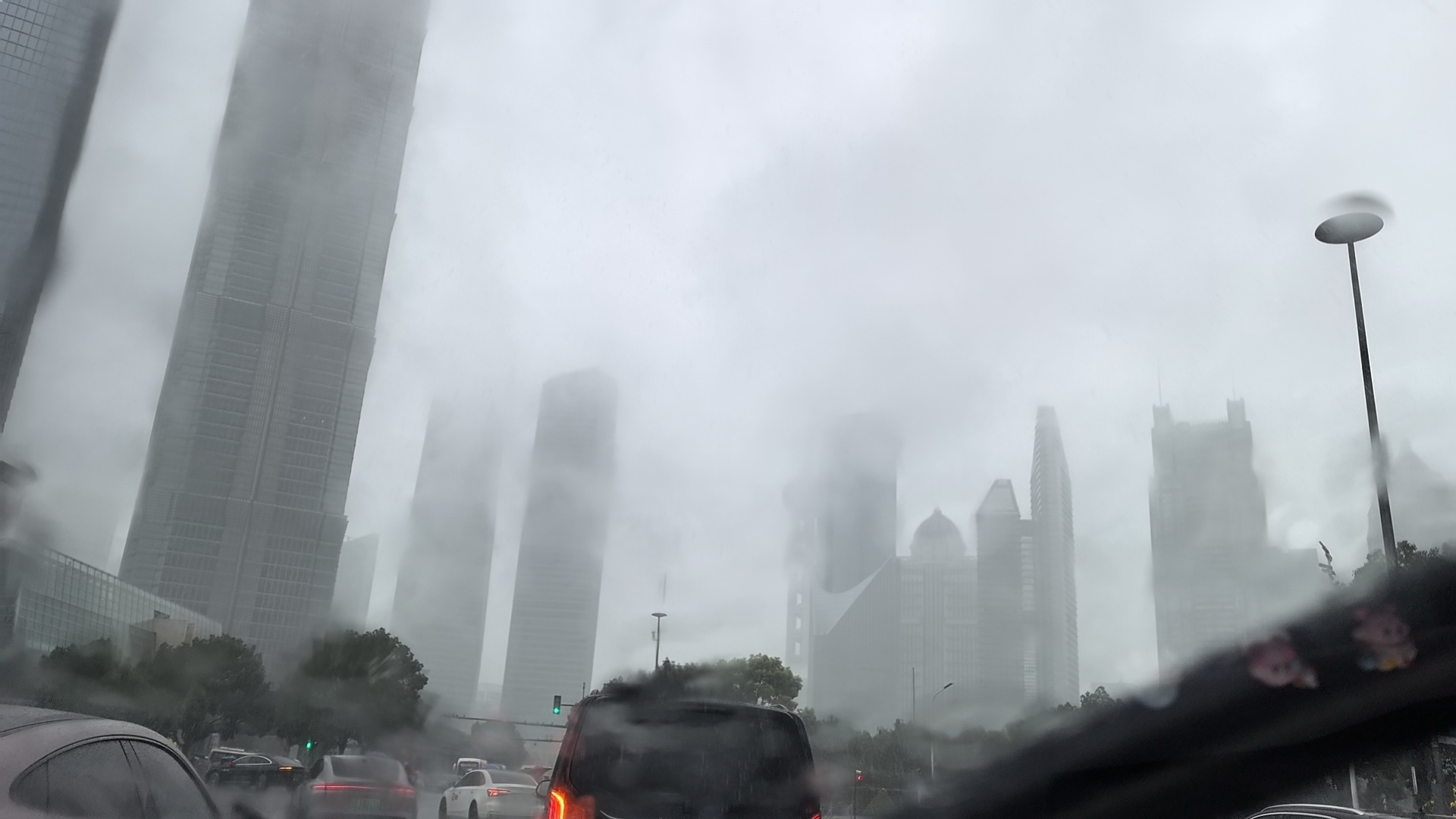 每天开到陆家嘴了就跟见了鬼一样瓢泼大雨 