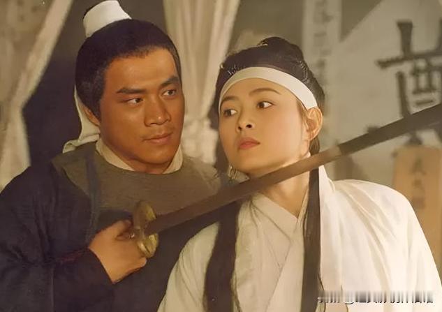 潘金莲个嫂嫂令武松痛心、仇恨；
孙二娘这个嫂嫂却是一心一意对武松好，她的出现，也