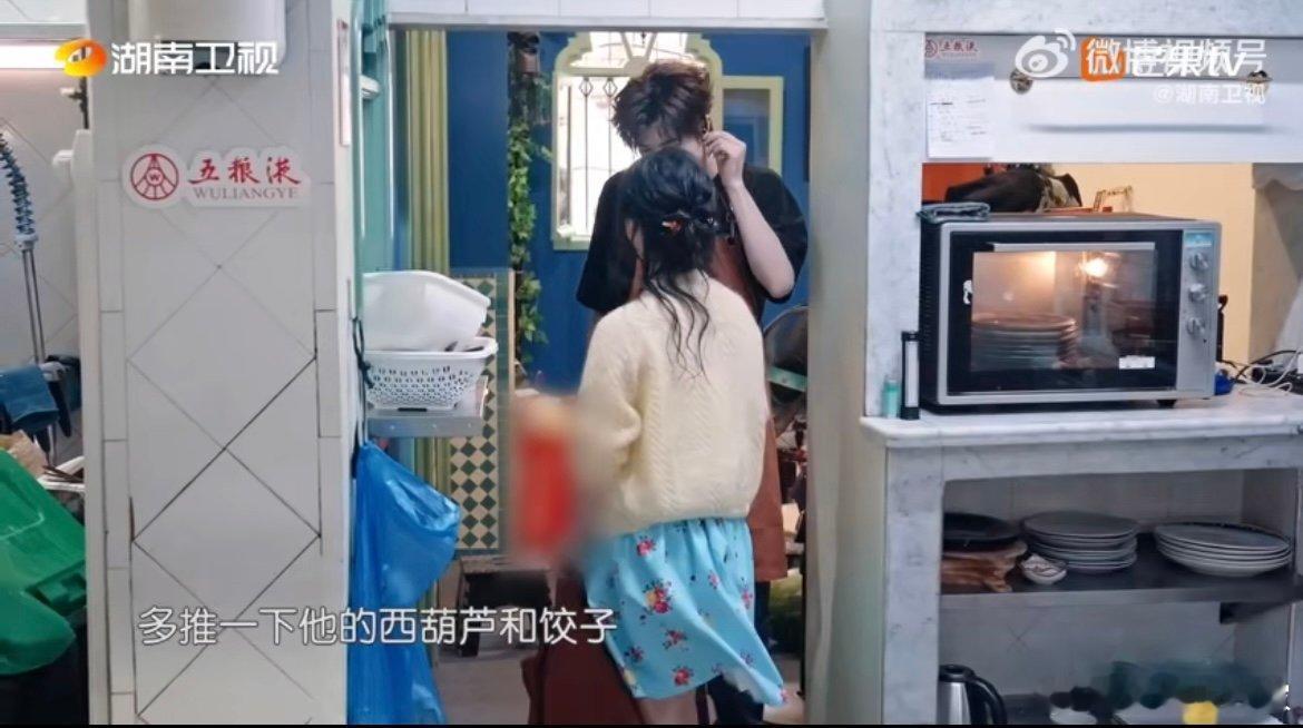 翟潇闻有事叫派哥没事叫派弟中餐厅名场面 沈月刚起身，翟潇闻的“月姐”和眼神就同步