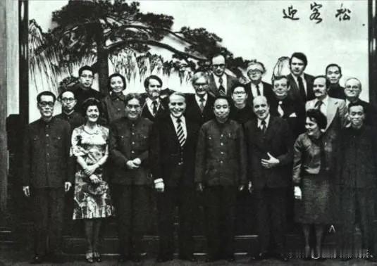 1976年2月19日，华国锋同志会见了西德基督教民主联盟中央理事会成员、基督教民