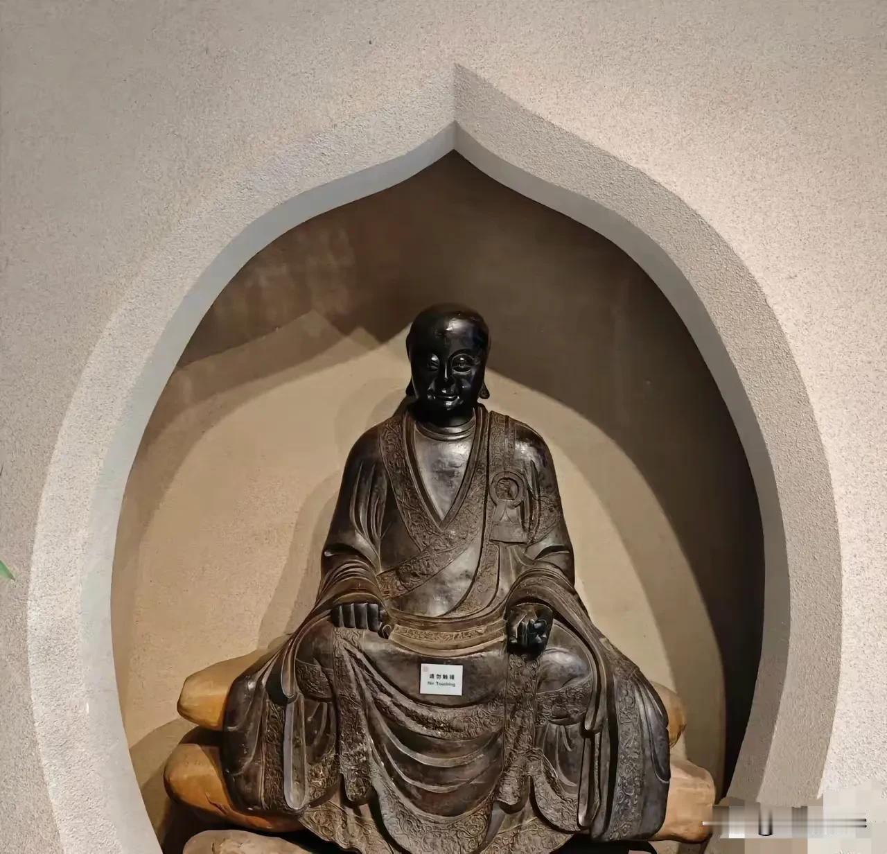 在网上看鉴宝节目，专家们几秒钟就能给出结论，“大开门”、“一眼假”、“纯新的”。