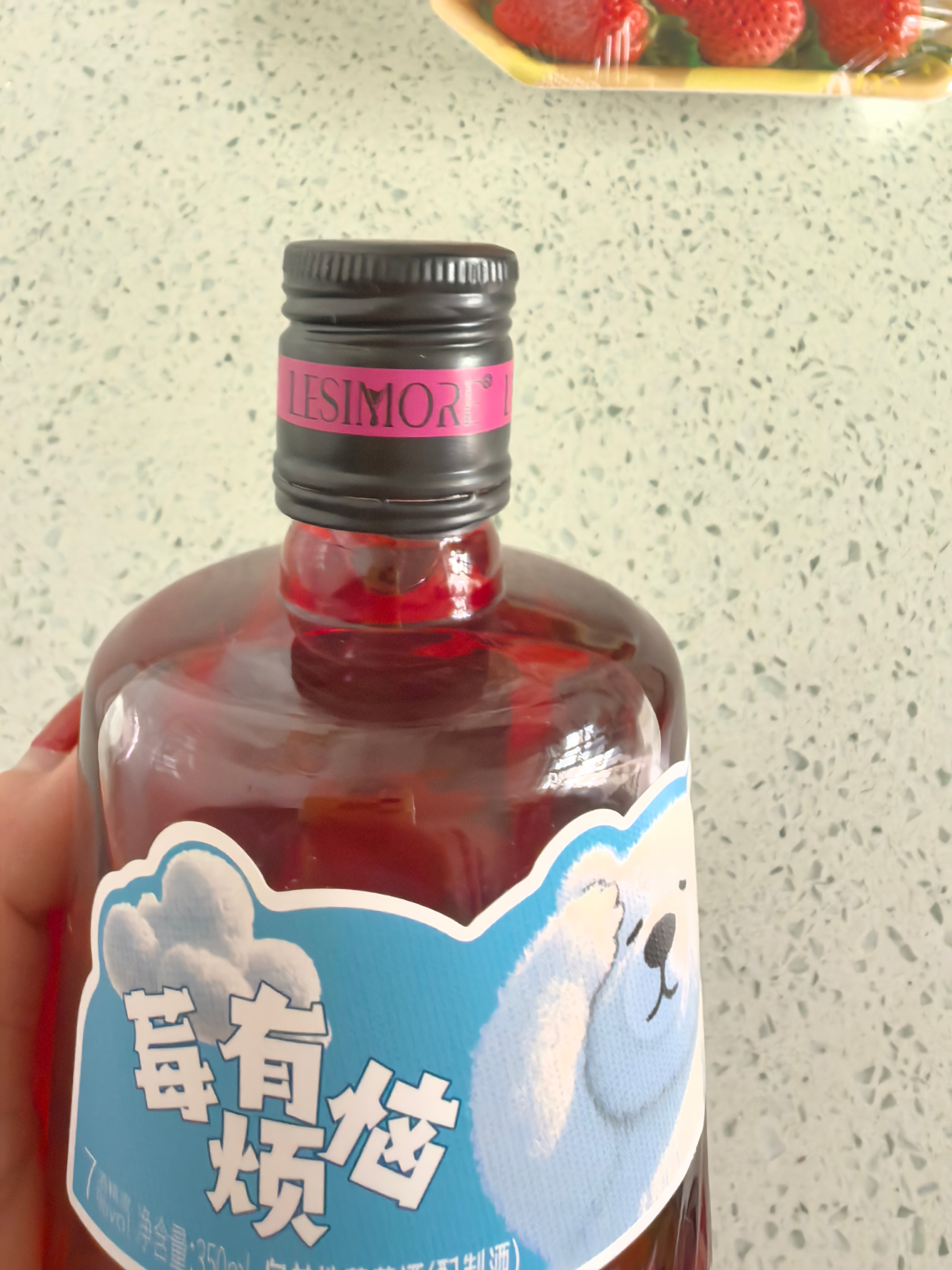 今晚我的晚饭哈！“莓有烦恼”看看好喝不主要是这四个字吸引了我再来点草莓吃！ 