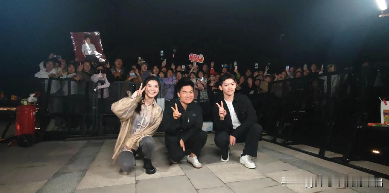 现场又这么多半夜三更守着宇辉下播的，不仅有丈母娘，好像也有丈母爷，就想问问他们们