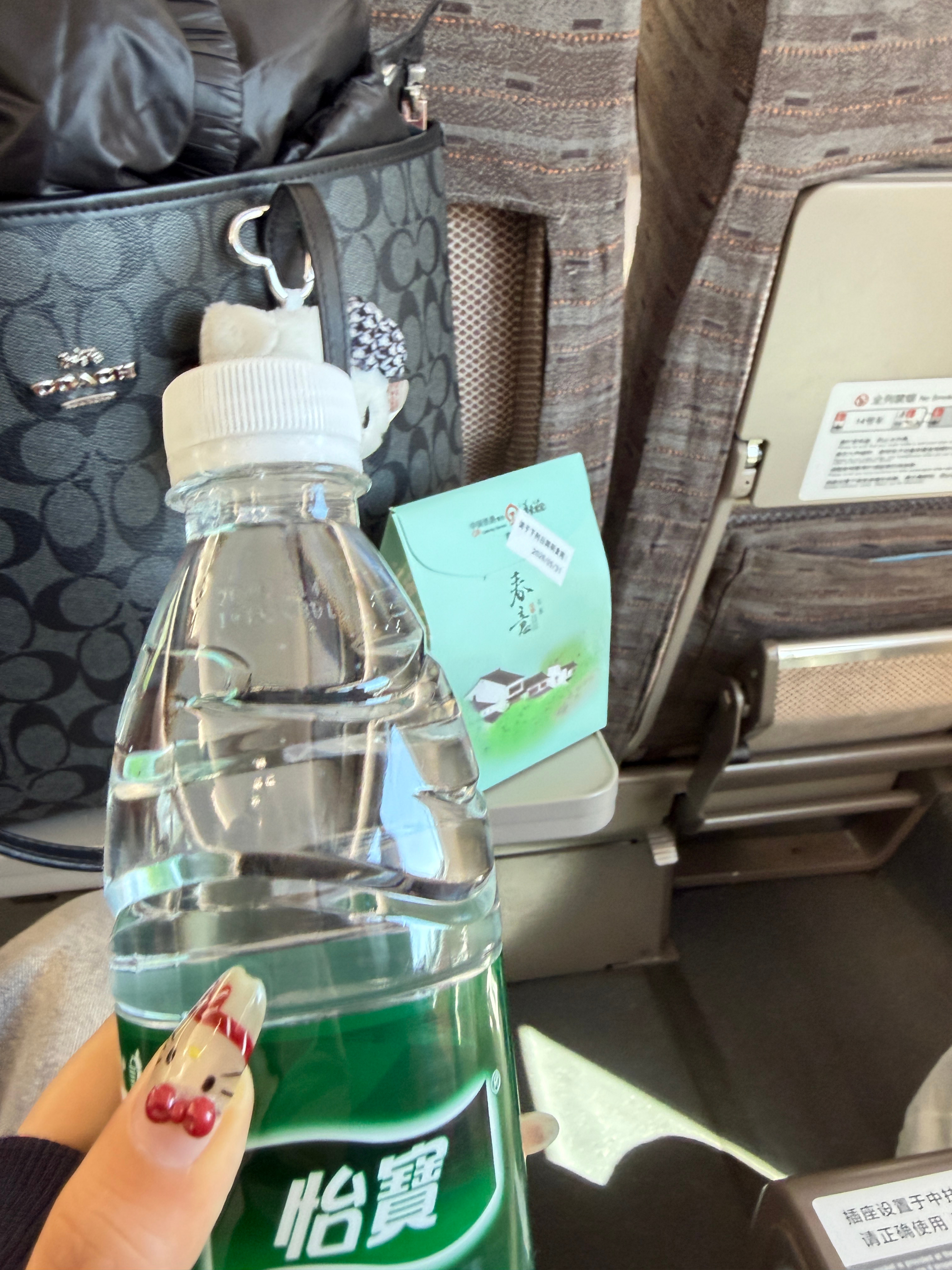 原来一等座还有小零食和矿泉水，我之前坐一等座的时候怎么从未见过… 