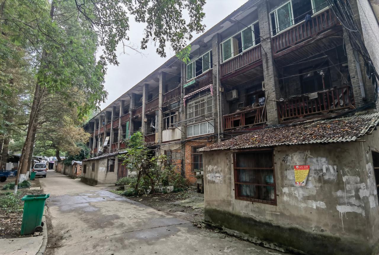 曾经住过的地方，要全部拆迁了，将要兴建一个综合商业区，期待早日完成。 ​​​
