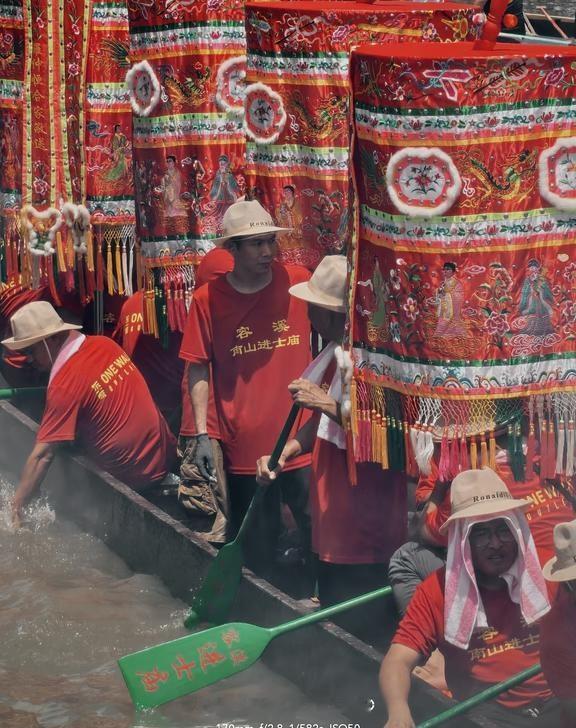 端午行龙
漫天水花、鲜亮队旗，是刻在水乡的端午记忆。手持一加15T随拍，光影与色