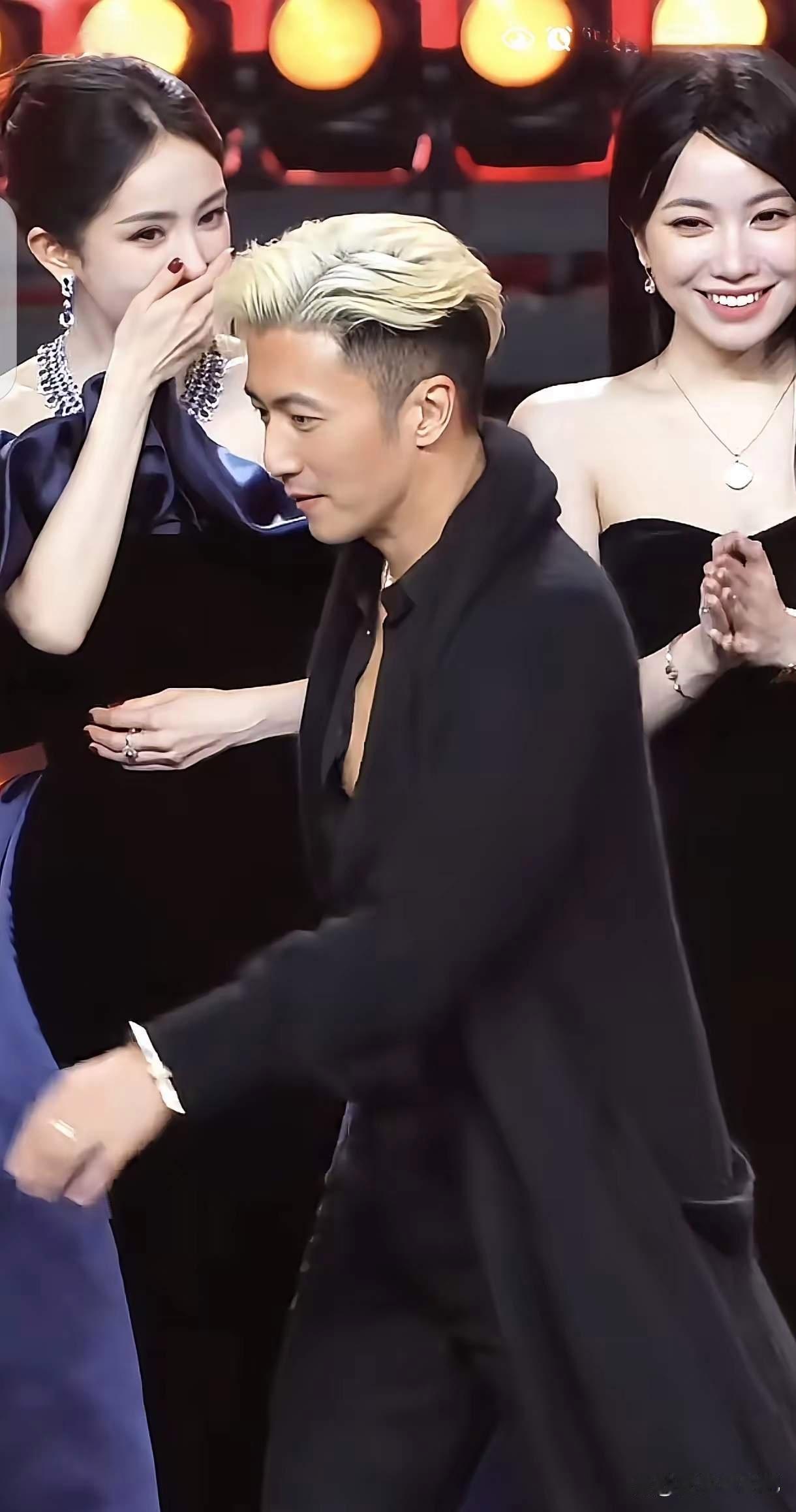 原来顶流明星见到偶像也会像普通人一样，激动的捂着嘴巴，眼睛又控制不住直直的盯着偶