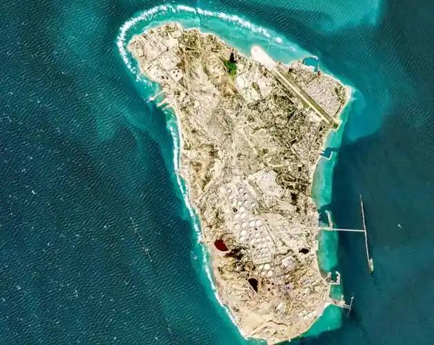 哈尔克岛在中东那可是相当重要。它是伊朗最大的原油输出港，石油运输全靠它。
每天大